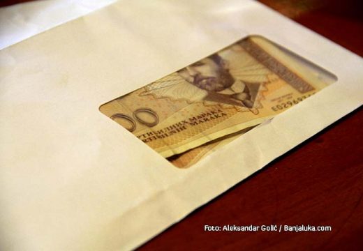 Novorođenče palo na pod, a doktor i medicinska sestra okrivljeni za primanje mita