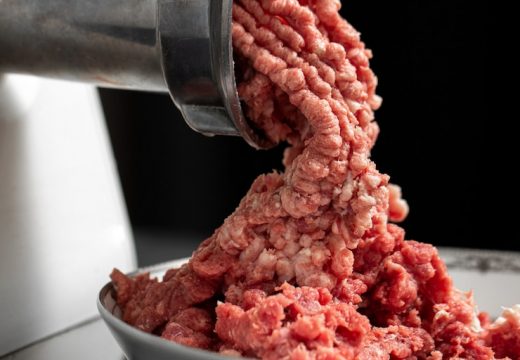 Bizaran slučaj! Krali meso sa stočnog groblja i prodavali butove mrtvih svinja