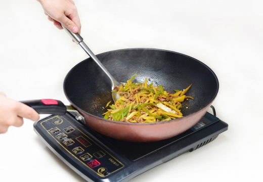 Najlakši način za čišćenje indukcione ploče