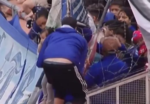 Drama na utakmici: Navijači bebu izvlačili kroz bodljikavu žicu (VIDEO)