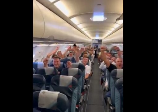 Žurka fudbalera u avionu: Odzvanjala pjesma zbog Đokovićeve titule u Njujorku (VIDEO)