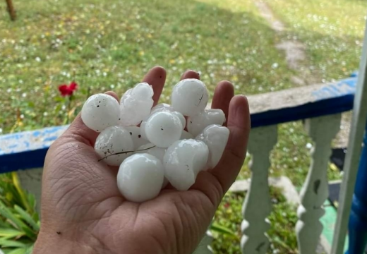 Okolina Žepča prekrivena gradom kao da je snijeg (Foto)