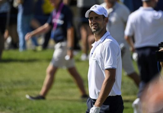 Đoković oduševio komentatora sjajnim udarcem na egzibiciji u golfu (Foto, Video)