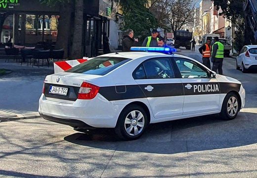 Policijska potjera: Ukrao pasat ispred benzinske pumpe, pa se sakrio u šumu