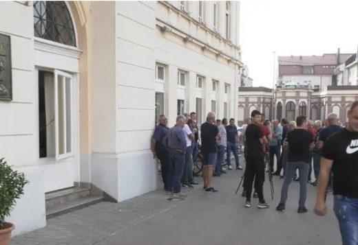 Protest bijeljinskih farmera pred Gradskom upravom (Video)