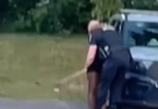 Snimili ga: Policajac imao intimne odnose sa ženom u službenom autu