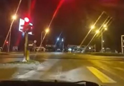 Umalo tragedija: Bahati vozač u Banjaluci projurio kroz crveno (Video)