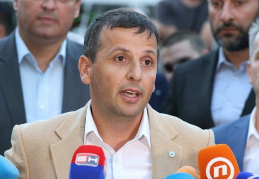 Uprkos zabrani, opozicija i građani se okupili ispred NSRS, traže posebnu sjednicu (Foto, Video)