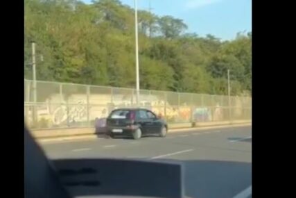 Vozio u kontra smjeru, pa “ispravio grešku” čim mu se ukazala prilika (Video)
