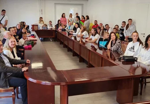 Za učenike višečlanih porodica uručeno 55 kompleta knjiga