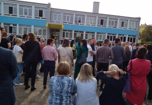 Sindikalni skup podrške nastavnici Danijeli Lazić.  Bezrezervna podrška povrijeđenoj nastavnici