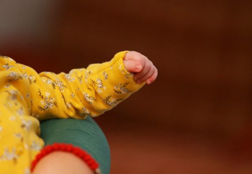 Emotivni snimak koji je mnoge raznježio: Tek rođena beba podigla glavu kako bi pogledala svoju mamu (Video)