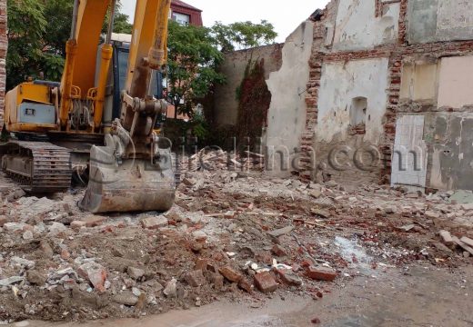 Nakon što je srušena zgrada “Kod kralja” oštećene vodovodne cijevi (Foto)