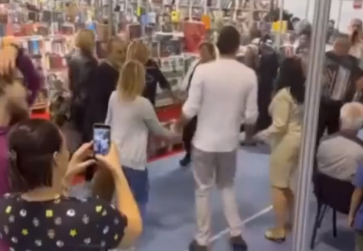 SVE PROLAZI, SAMO KOLO OSTAJE:  Zaigralo se na Sajmu knjiga, komentari se samo nižu (Video)