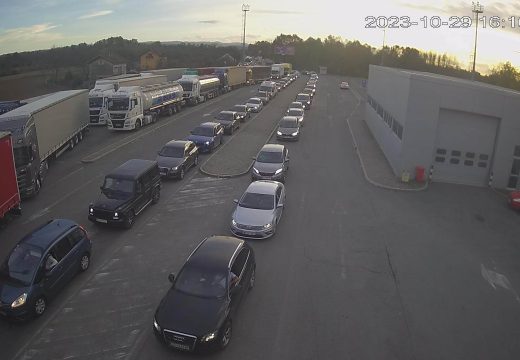 Ako putujete naoružajte se strpljenjem: Velike kolone na više graničnh prelaza