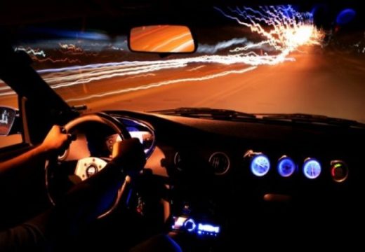 Bahati vozač divlja po pješačkoj stazi VIDEO