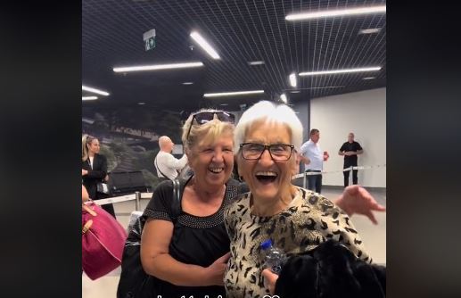 Baka (90) iz Njemačke se vratila Srbiju, porodica je na aerodromu dočekala sa muzikom (Video)