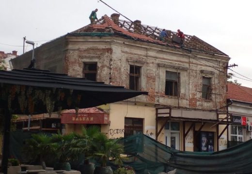 Bijeljina: Počelo rušenje trošnog objekta u centru grada