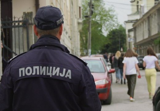 Dečak sa replikom pištolja pretio đacima u školi