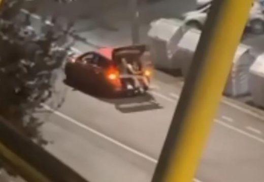 Djeca se voze u automobilu u otvorenom gepeku