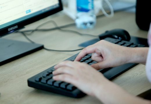 Gugl zaposlio AI da riješi problem neželjenih mejlova