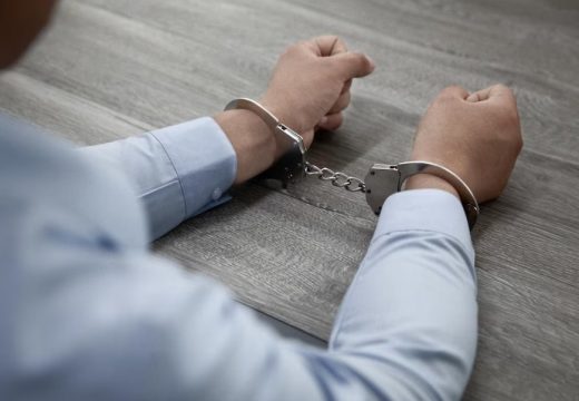 Uhvatio ga u ilegalnoj sječi šume u Derventi, pa mu Dobojlija sa maloljetnikom nanio teške povrede