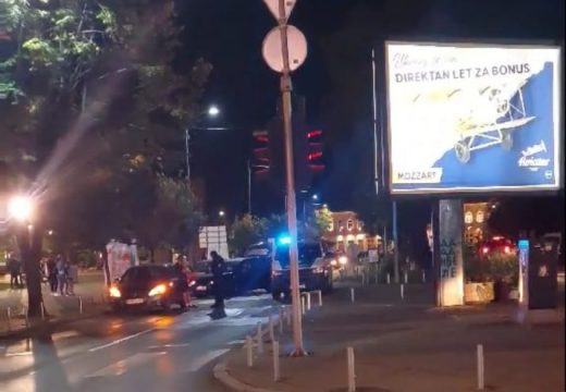 Ispred Tužilaštva u Bijeljini udes sa vozilom koje prevozi osumnjičene za ubistvo (Video)