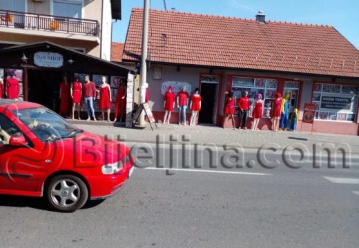 Izlog u crvenom tonu samo danas (Foto)