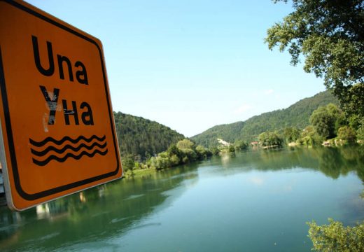 Muškarac naplaćuje ulaznice, na prilazu postavio ploču Nacionalni park Una