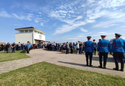 Na hiljade Bijeljinaca, porodica i prijatelji na vječni počinak ispratili Nenada Markovića (FOTO)