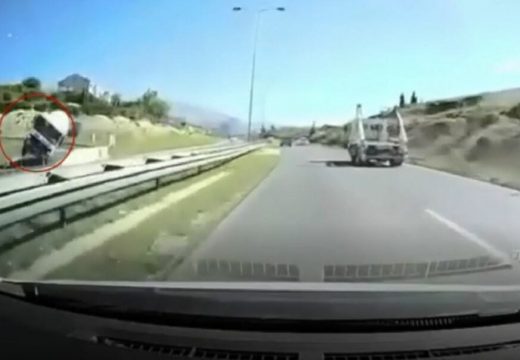 Pogledajte trenutak prevrtanja miksera za beton (Video)