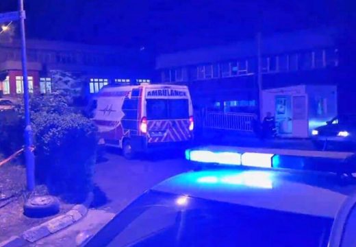 Pomahnitali muškarac nožem izbo mladića, pa napao policiju!