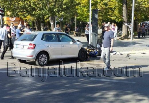 Težak sudar automobila i motora u centru Banjaluke: Sumnja se da ima žrtava (Foto)