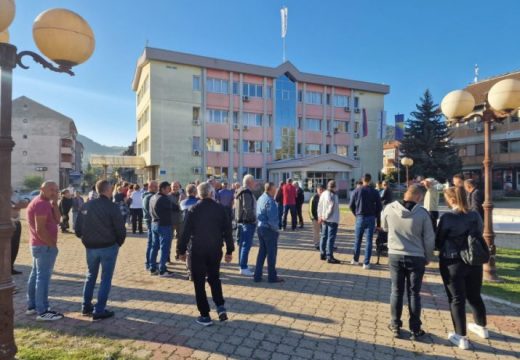 “Teočak sija ko Las Vegas, a mi nemamo struju”: Mirni protest građana ispred opštine Ugljevik