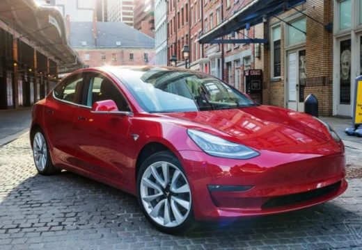 Teslin električni automobil se pokvario zato što je pokisnuo!