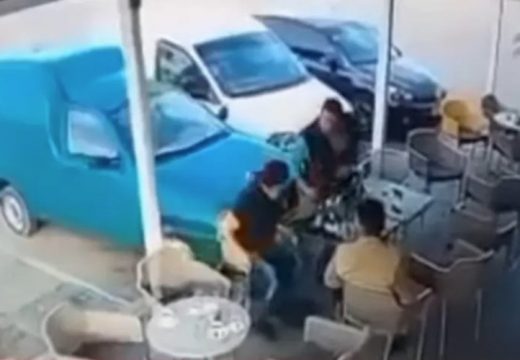 U Modriči se vozilo samo pokrenulo, pa udarilo u goste kafića (Video)
