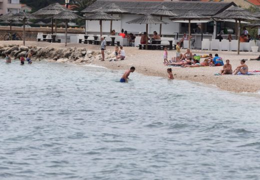 Zaljubljeni mladić ostavio poruku za djevojku na plaži, pa se i mještani uključili u potragu (Foto)
