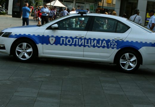 Jedan automobil ostao bez točka: Saobraćajna nesreća na putu Bijeljina – Brčko