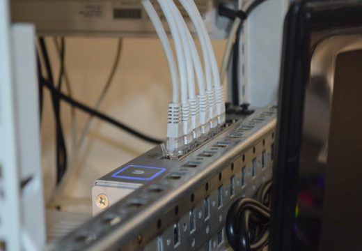 “Siguran net”: U pet škola u RS blokiran pristup društvenim mrežama i internet sadržajima o oružju i klađenju