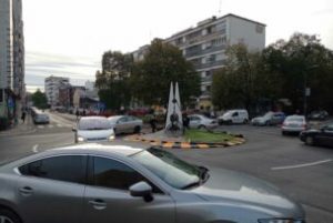 kružna raskrsnica Bulevar štipaljka skulptura