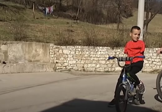 Mali Ismail je čudo od djeteta: Dječak koji je rođen bez ruku oduševio cijelu planetu i pokazao da je i nemoguće moguće (Video)
