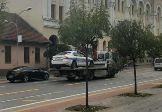 Nesvakidašnja scena u centru Banjaluke!: Pauk odvezao policijski automobil