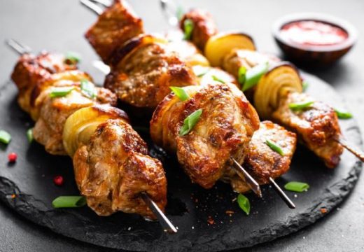 Samo za prave gurmane: Sočni urolani ražnjići sa slaninom