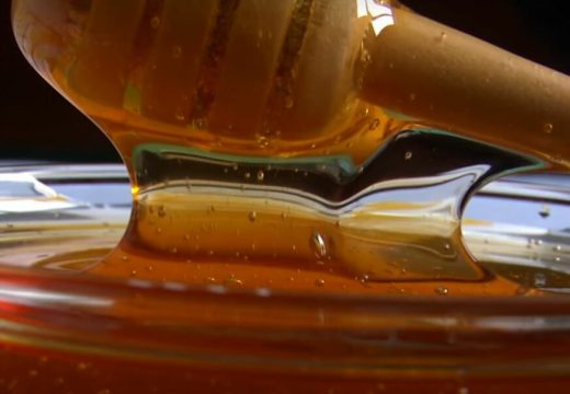 Ima antibakterijski efekat i jača imunitet: Evo šta se sve dešava sa našim tijelom kada jedemo med prije spavanja