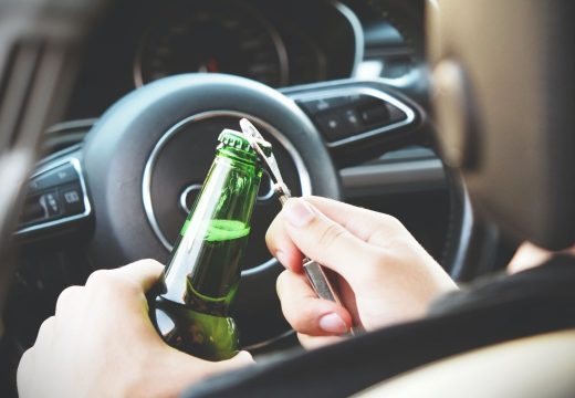 Ocu petoro djece se oduzima vozačka: Pijan vozio 115 km/h i udario u stanicu