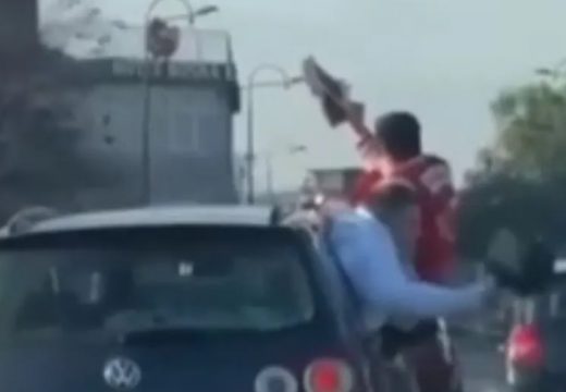 Bahata omladina na ulicama BiH: Sjede na vratima automobila u toku vožnje (Video)