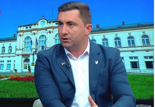 Petrović: Narod će vam napraviti ogradu, nećete moći dalje