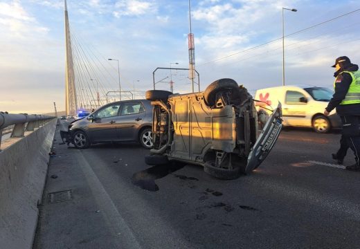 DVA LANČANA SUDARA: Učestvovalo 5 automobila i autobus, povrijeđene 4 osobe (Video)