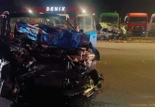 Dijelovi auta rasuti po putu: Vatrogasci izvlačili jednog vozača, u sudaru kod Srebrenika više osoba povrijeđeno (Foto)