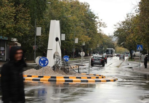 OTKRIVENO ŠTA PREDSTAVLJA: Štipaljka na kružnom toku poklon Banjaluci, evo KO SU AUTORI INSTALACIJE (Video, Foto)